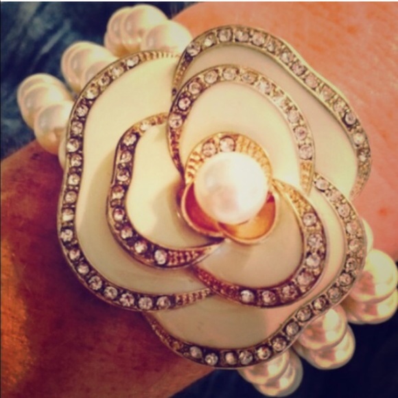 CLASSY CAMELLIA FAUX PEARL BRACELET - Picture 2 of 4